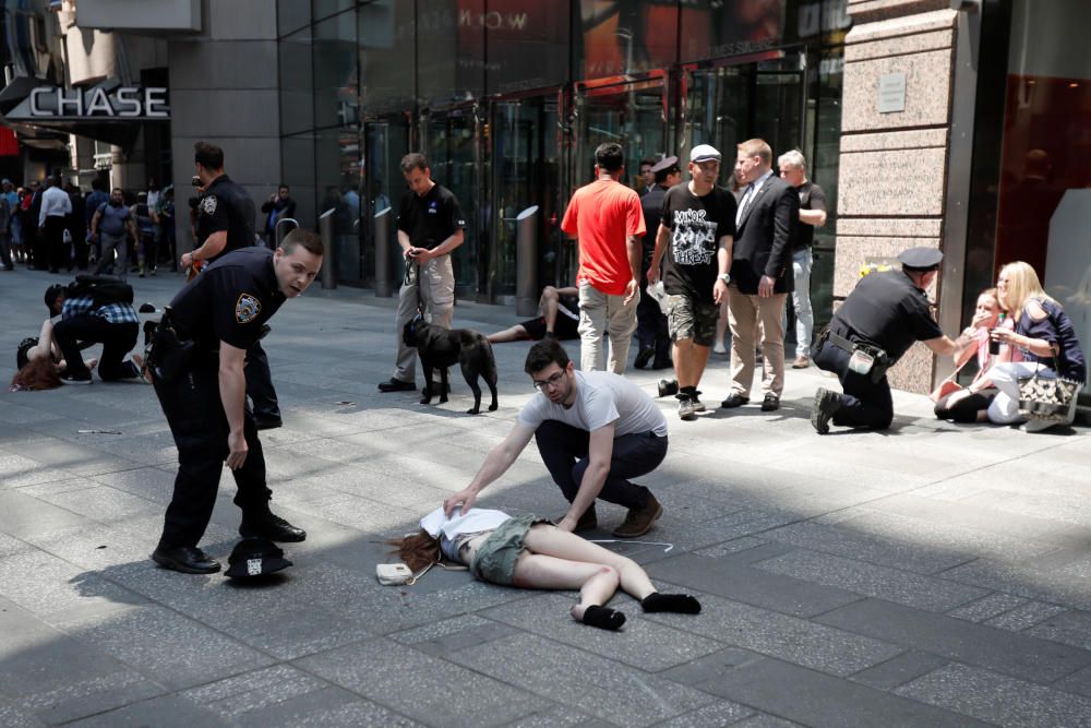 Un coche atropella a una multitud en Times Square