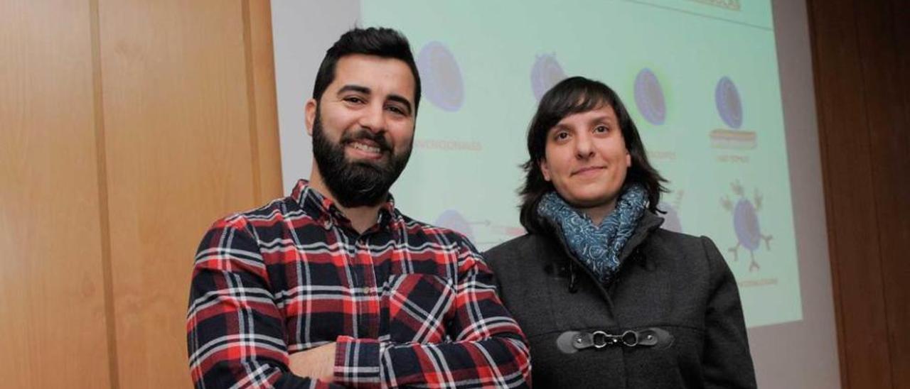 Daniel Pando y Rebeca Alonso, ayer, en la Facultad de Biología de la Universidad de Oviedo.