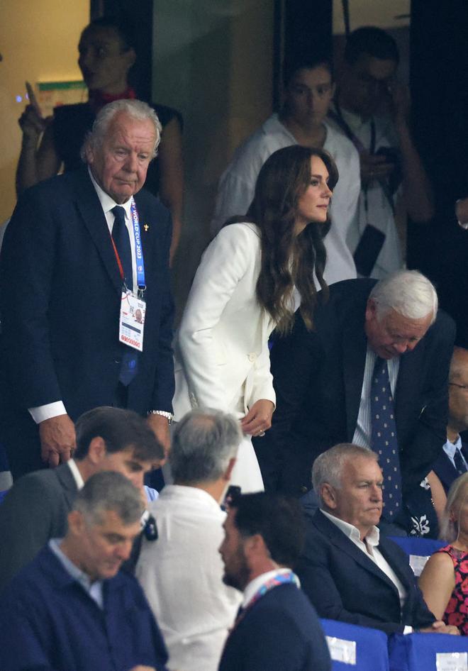 Kate Middleton con traje blanco de Alexander McQueen en un partido del Mundial de rugby en Francia
