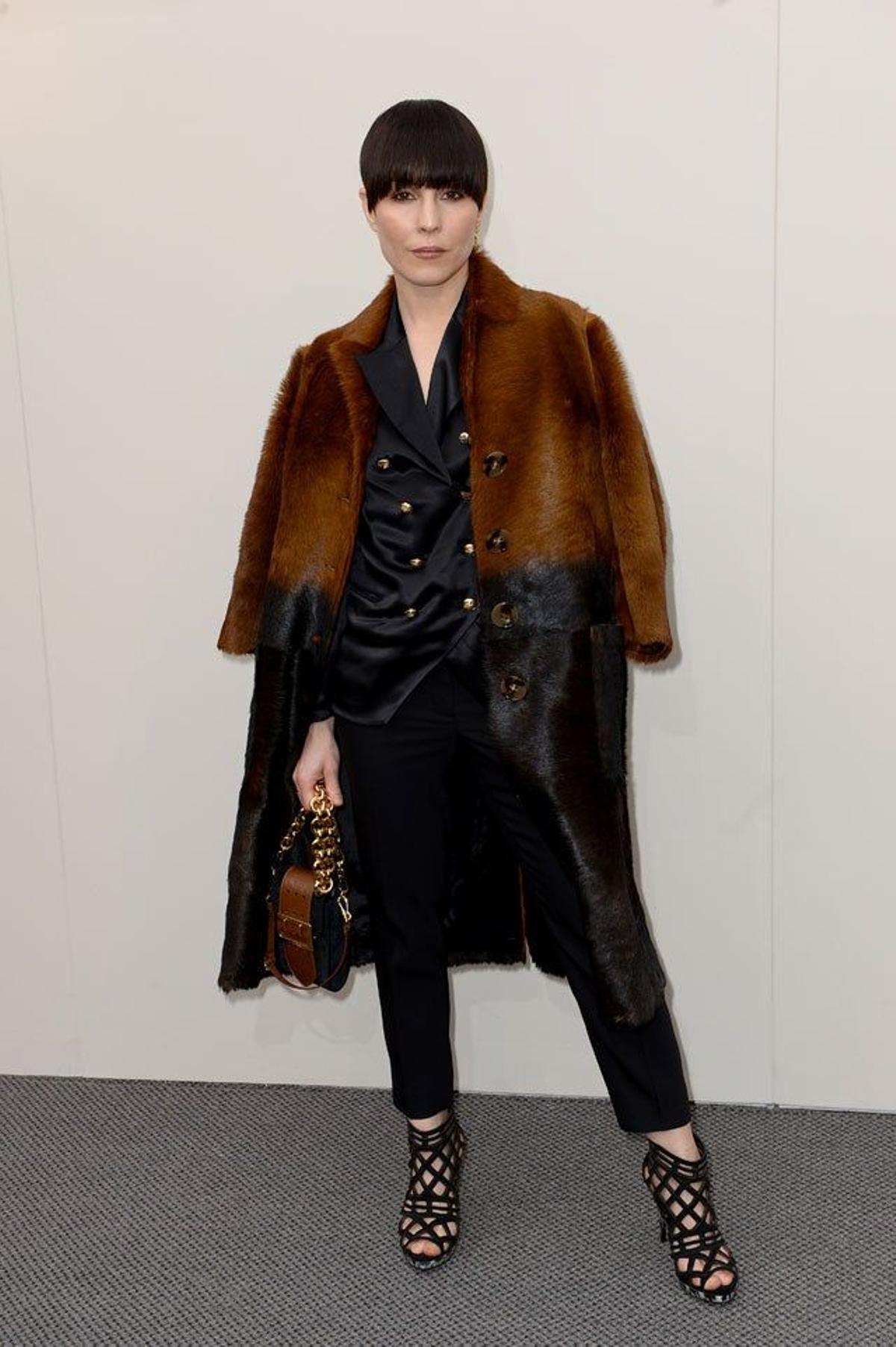 Noomi Rapace va al desfile de Burberry Prorsum durante la Semana de la Moda de Londres.