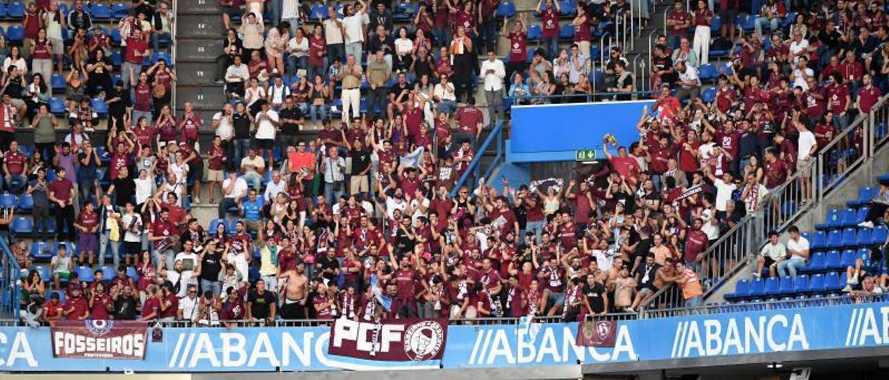 Aficionados del Pontevedra en el estadio de Riazor el pasado domingo. |  // CARLOS PARDELLAS