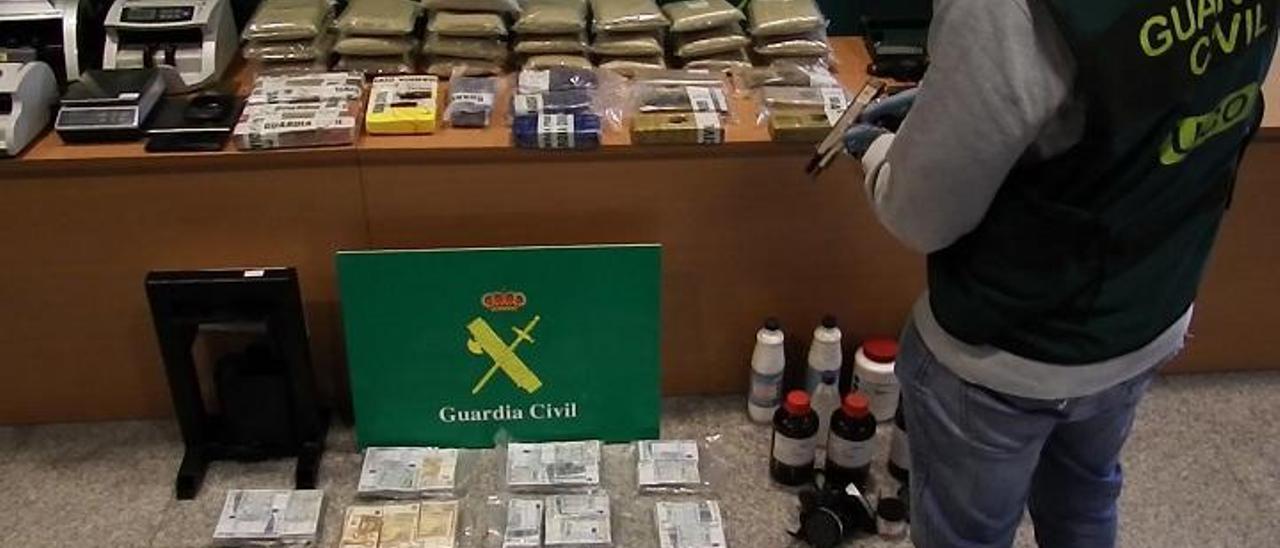 Armas, droga y dinero intervenidos en aquel operativo. // Guardia Civil