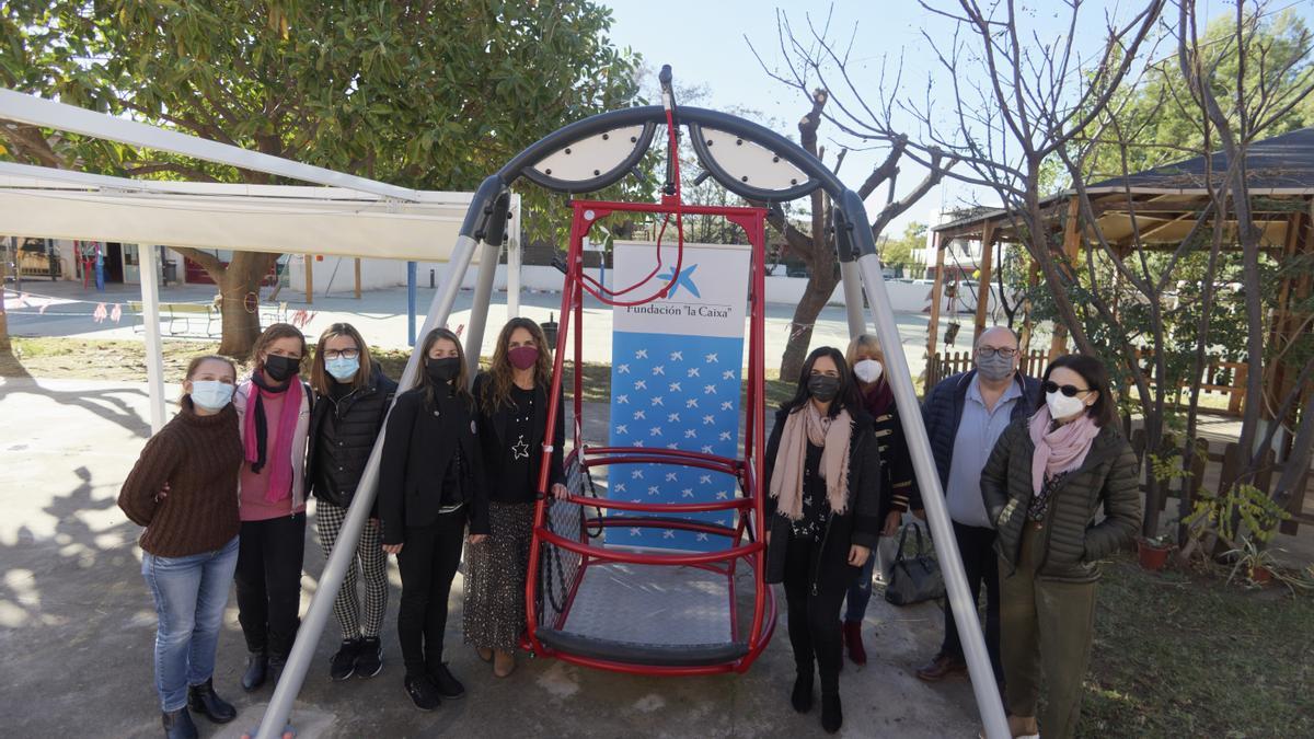 Foto de familia de la inauguración del columpio adaptado en el colegio La Panderola de Vila-real.