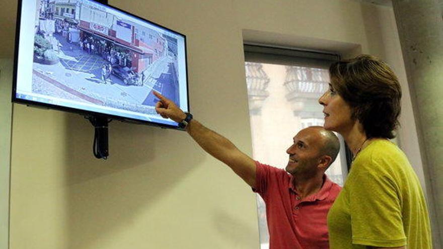 Sònia Martínez i el tinent d&#039;alcalde Rafa Medinilla, mirant una pantalla.