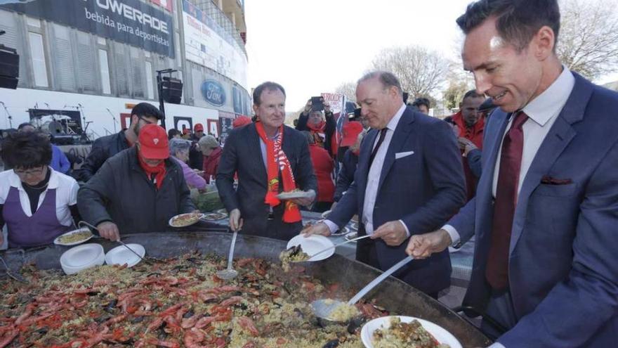 Nash, derecha, sirviendo arroz en los aledaños del Iberostar.