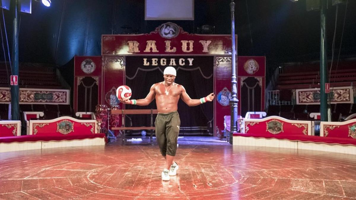 Iya Traoré ofrece un número de acrobacia con el balón dentro del espectáculo del Circo Raluy Legacy.