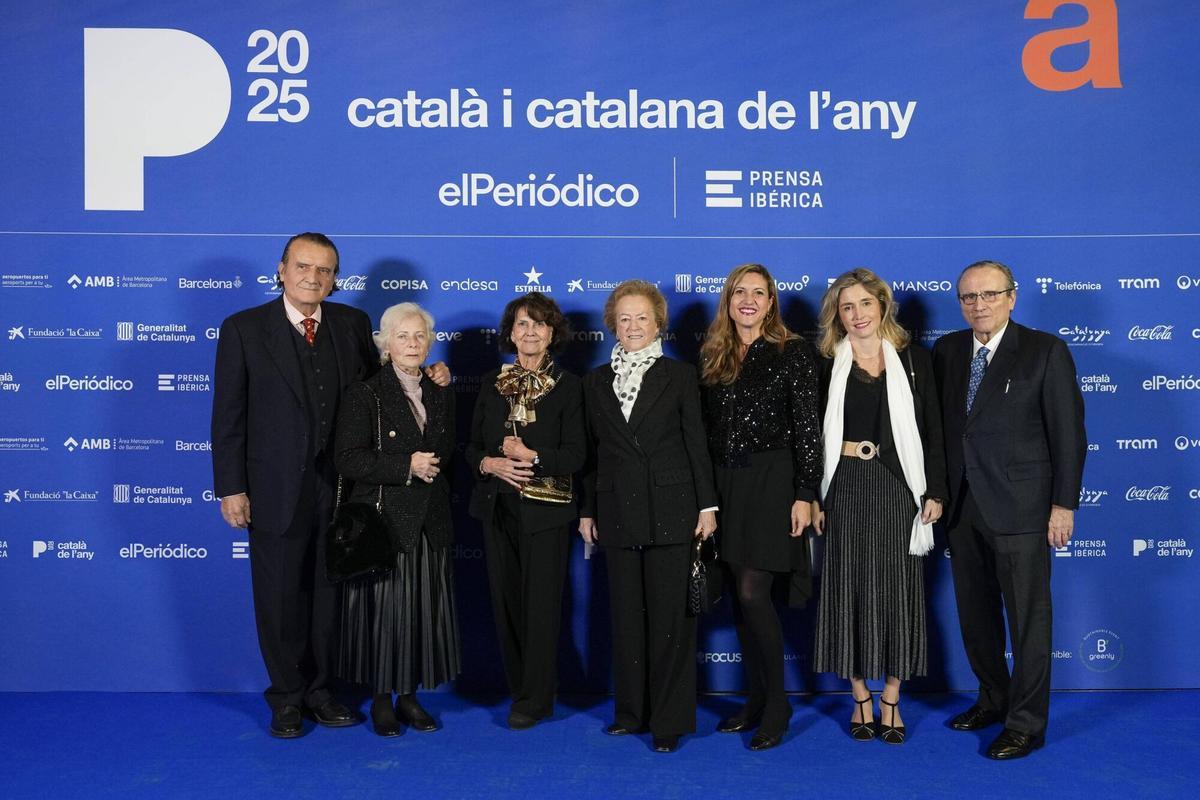 Barcelona 24/11/2025 Català i catalana de l’any 2025 En la foto, de izda a dcha: Juan José Moll, Concha Cabot, Michelle Moll, Arantza Sarasola, vicepresidenta de Prensa Ibérica, Chantal Moll, Ainhoa Moll, directora editorial de Prensa Ibérica y Javier Moll, presidente de Prensa Ibérica Fotografía de Ferran Nadeu