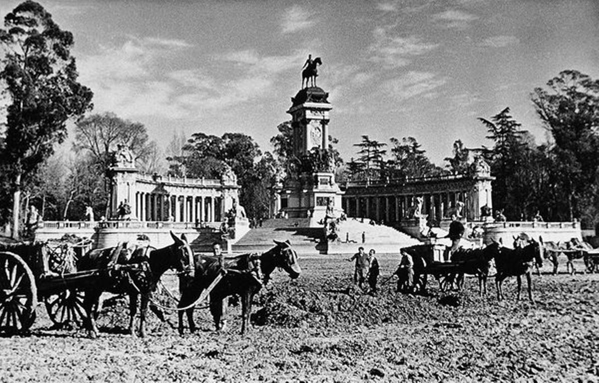 El estanque de El Retiro, una de las veces que ha sido vaciado.