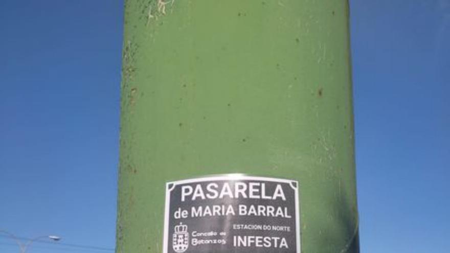 Carteles colocados en la pasarela