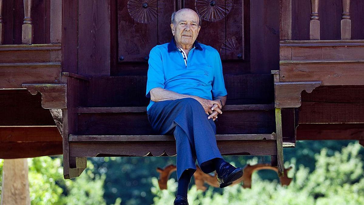 Manuel Lombardero, en el hórreo de su casa de San Claudio, en Oviedo, en 2012.