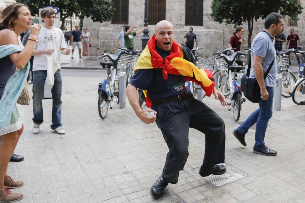 Una protesta ultra revienta la manifestación del Nou d'Octubre