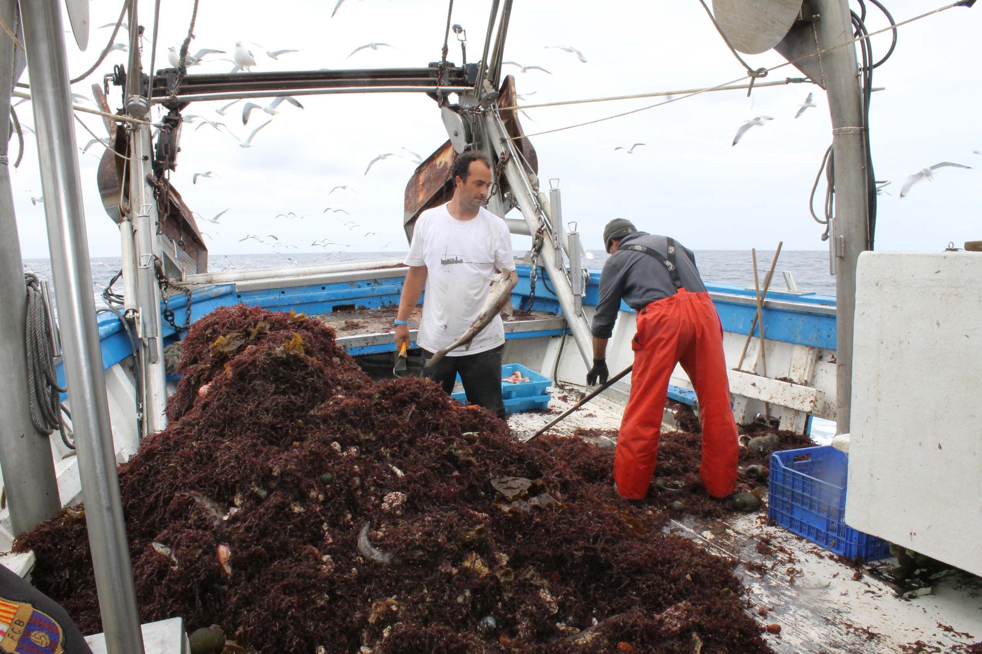 A bordo del ‘Charpat Segundo’, uno de los arrastreros convocados a la huelga contra la «criminalización» de la pesca y las medidas de la UE