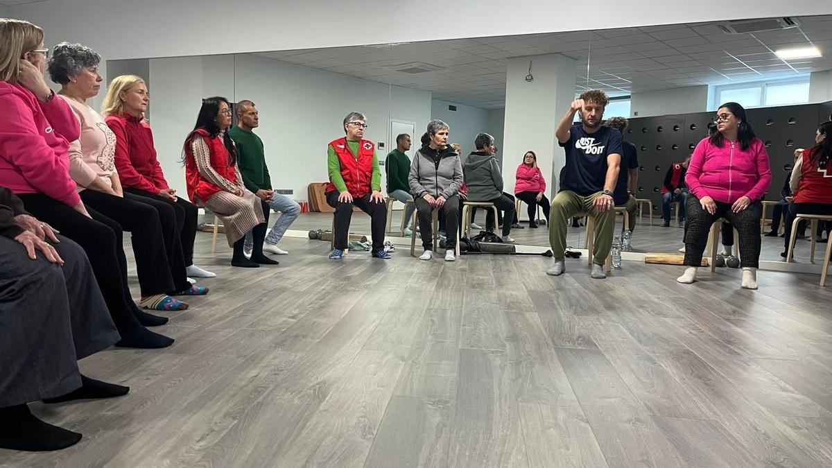 Imagen de la charla-taller 'Movimiento en sillas', impartida por Alberto Esteve en el centro Moviment.