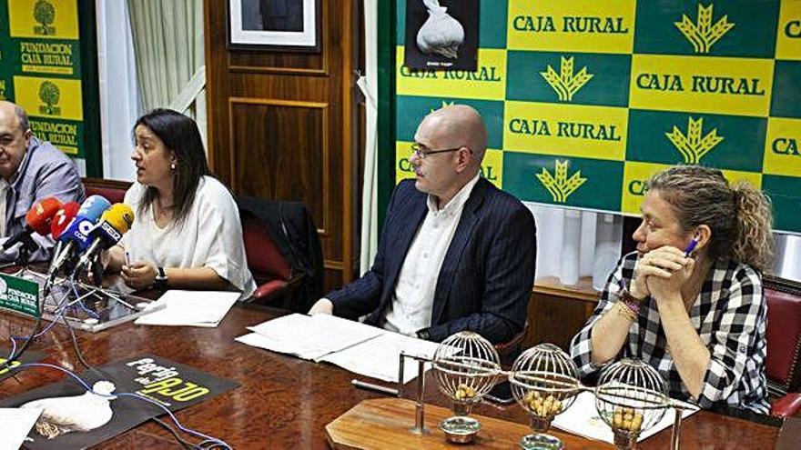 Presentación y sorteo de puestos de la Feria del Ajo, ayer en Caja Rural.