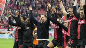 Los jugadores del Bayer Leverkusen, con Xabi Alonso, su entrenador, al frente.