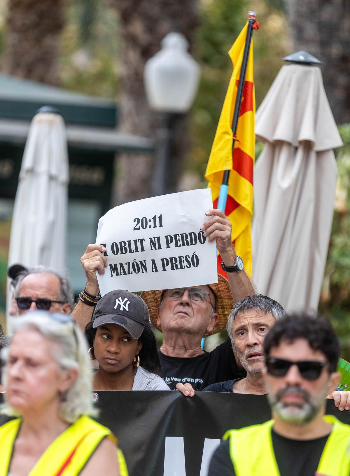 Las asociaciones de víctimas de la dana protestan en Alicante