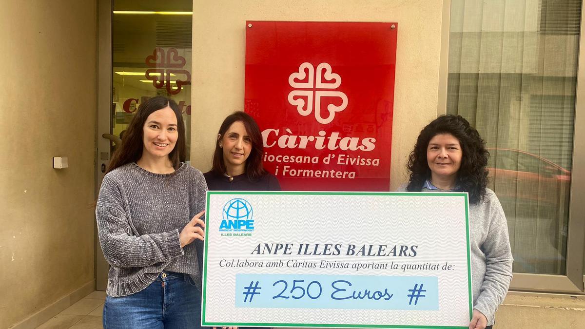 Personal de Cáritas Ibiza con el cheque solidario de ANPE.