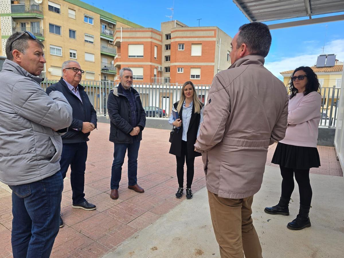 El alcalde y la concejala de Educación, en una visita al centro educativo.