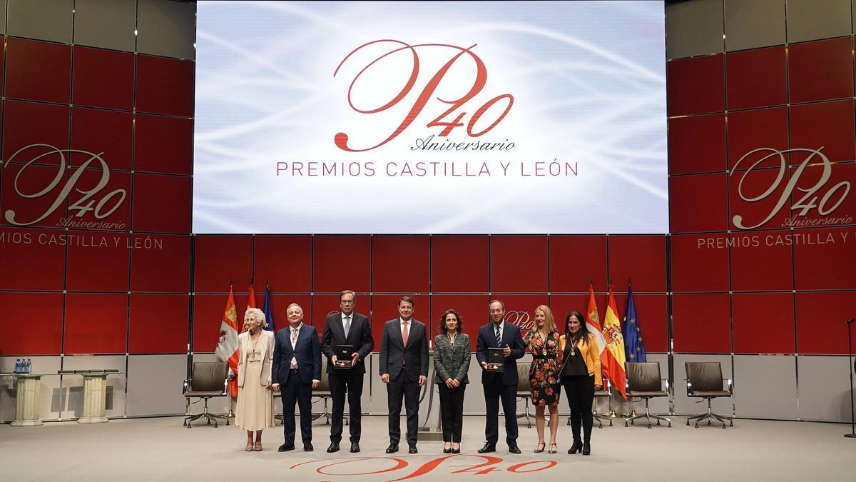 El presidente de la Junta de Castilla y León, Alfonso Fernández Mañueco, junto a los galardonados con los Premios Castilla y León 2023