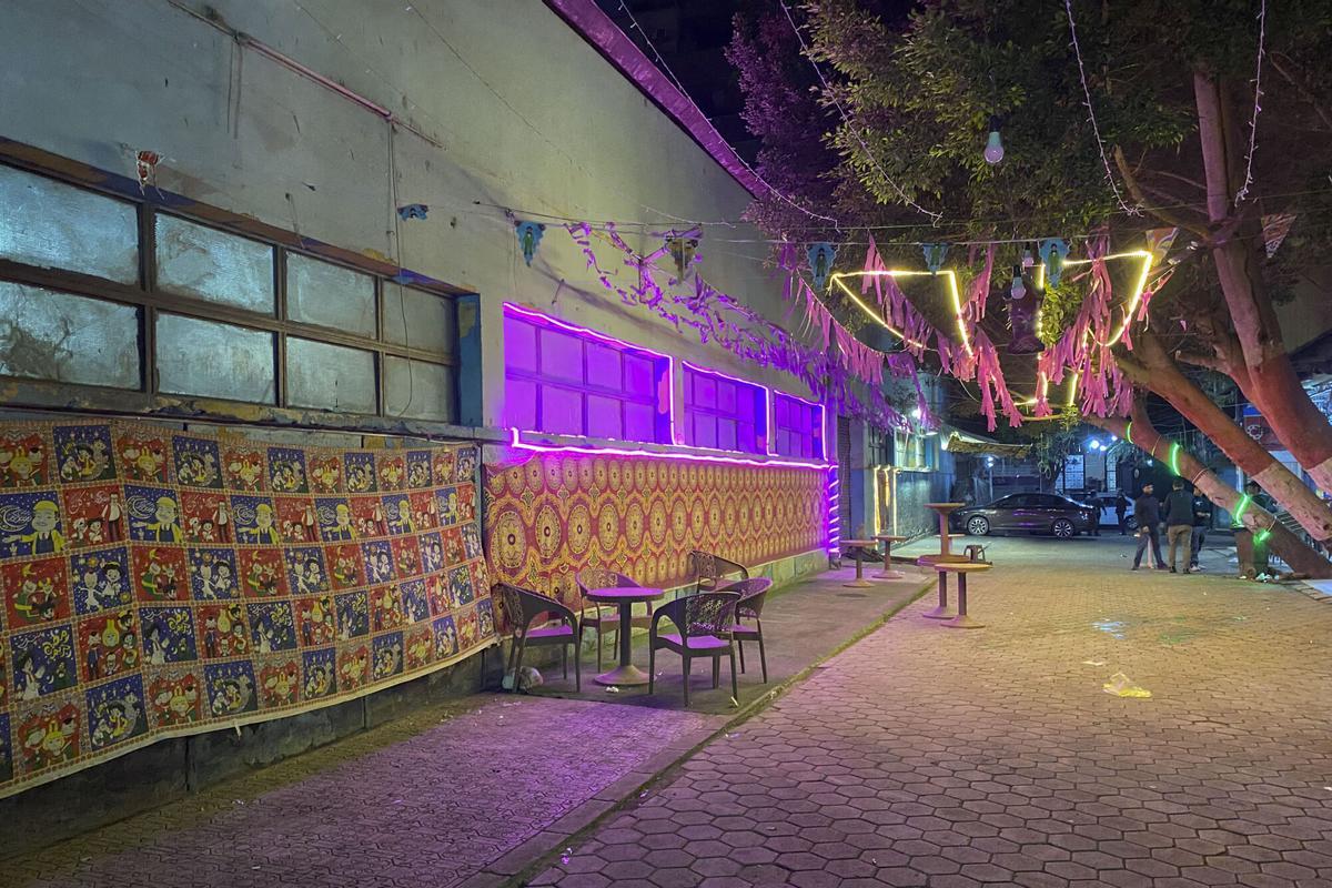 Última mesa pendiente de recoger en un 'ahwa' (cafetería) del centro de El Cairo