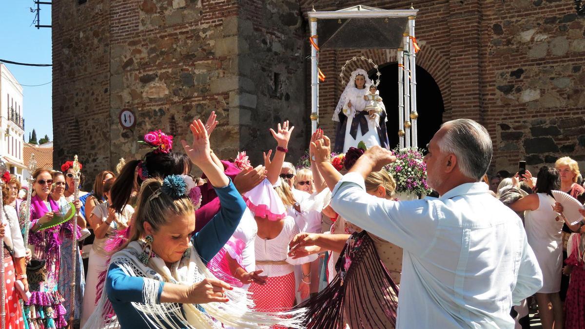 Baile por sevilladas dedicado a la Patrona de Monesterio