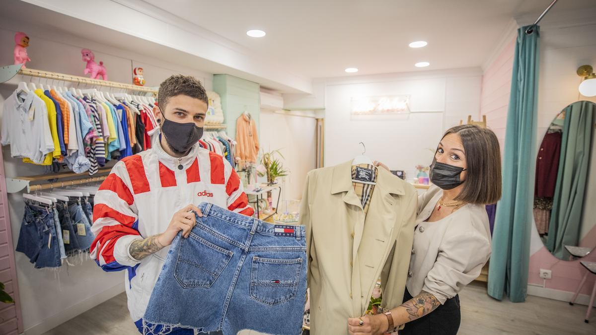 Jota y Patri, los dueños de la tienda Blue Velvet, situada en la calle Méndez Núñez de Zaragoza.