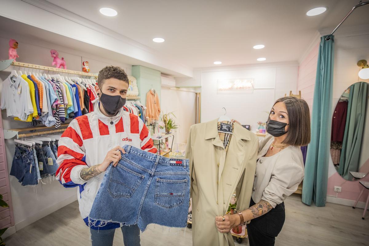 Jota y Patri, los dueños de la tienda Blue Velvet, situada en la calle Méndez Núñez de Zaragoza.