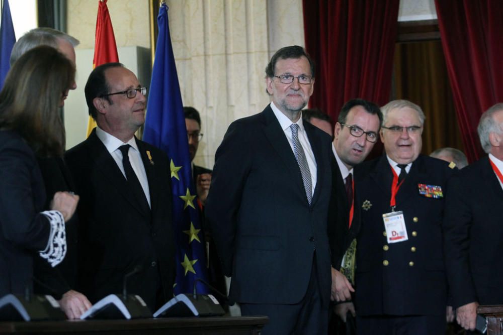 François Hollande y Mariano Rajoy son recibidos con honores junto al Ayuntamiento de Málaga. Antes del almuerzo, han visitado el Museo de Málaga.