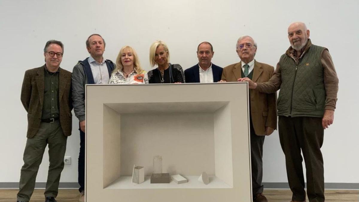 Los miembros del jurado, con la obra ganadora. Por la izquierda, Luis Feás, Guillermo Simón, María Braña, Aurora  Vigil-Escalera, Luis Repiso, Evaristo Arce y José Ramón García.