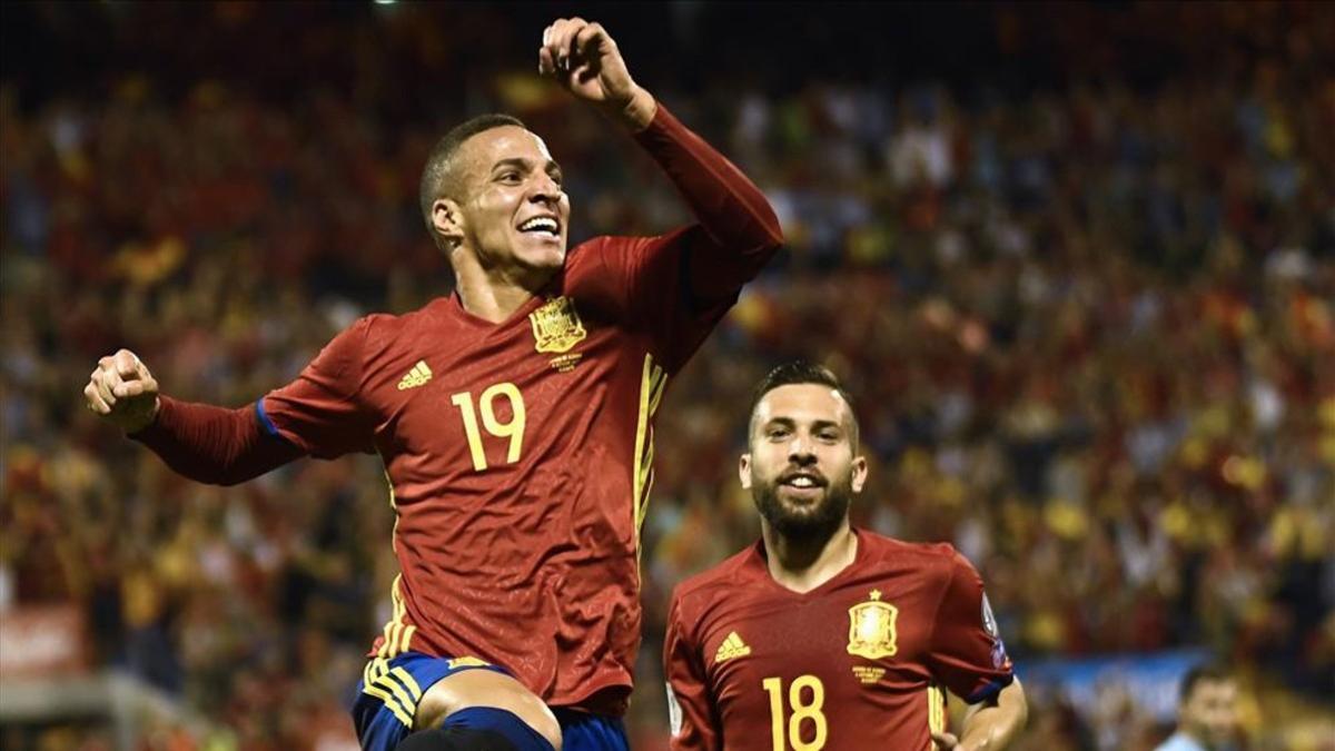 Rodrigo celebra su primer gol como internacional