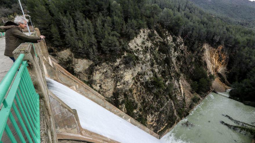 El embalse de Guadalest aliviando agua tras el fuerte temporal de lluvia y nieve registrado a finales del pasado enero