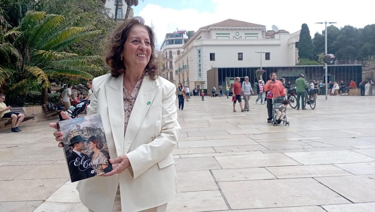 Mercedes Sophía Ramos, en otra imagen con su novela 'El Confite'.