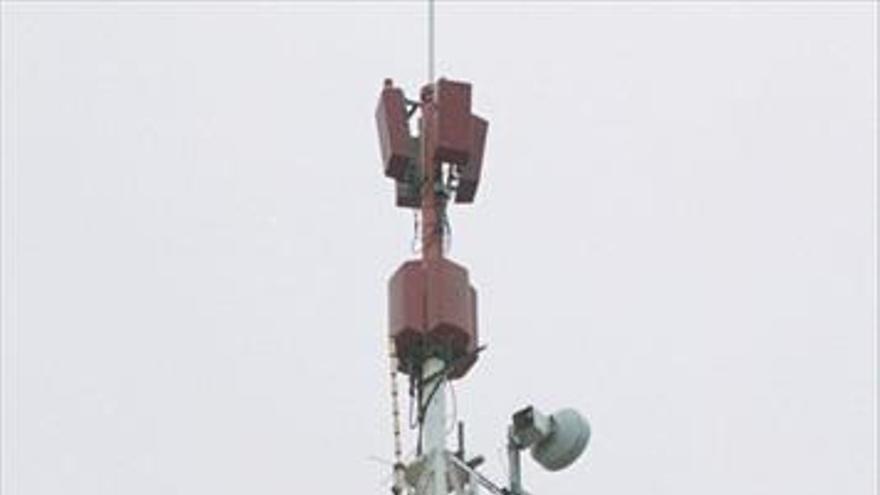 Vodafone se queda sin excusas para quitar las antenas de la torre de la plaza de Antonio Canales