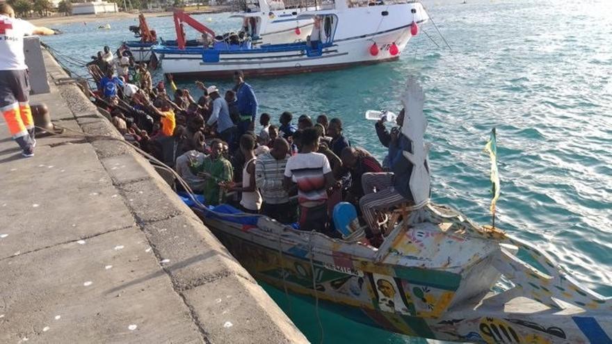 Interceptan un cayuco con 61 migrantes al sur de Tenerife