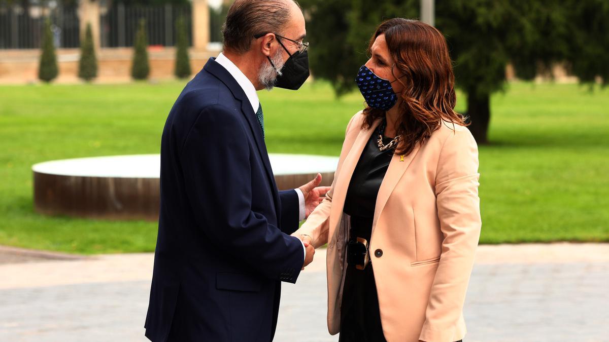 Javier Lambán saluda a la consejera de Presidencia de Cataluña, Laura Vilagrà.