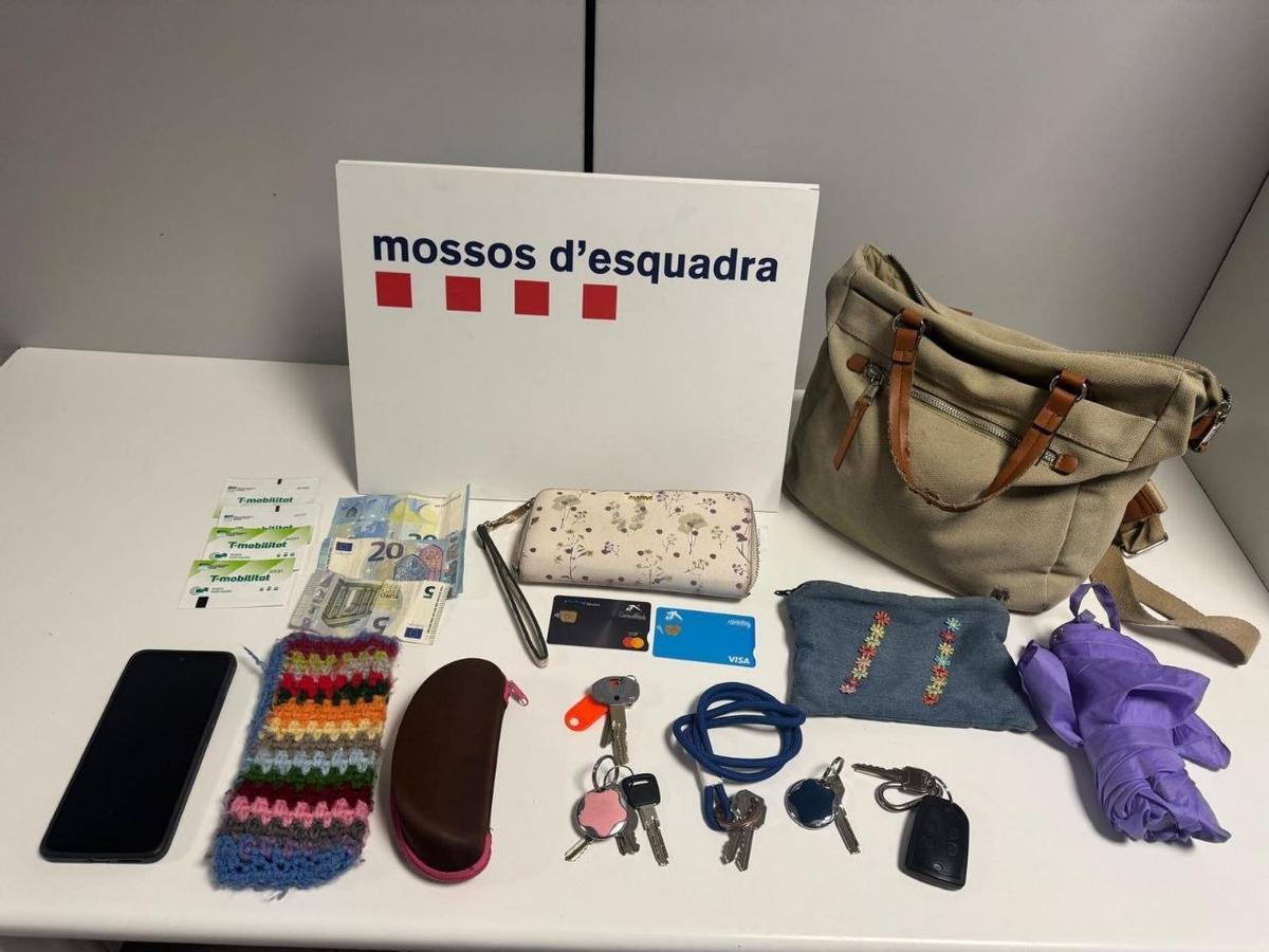 Els objectes recuperats després del furt de la bossa d'una dona a Sant Fruitós de Bages