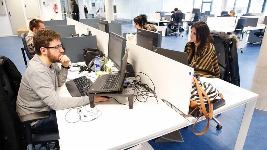 Empleados, en la sede de CSC inaugurada hace una semana en el parque empresarial de la ría.