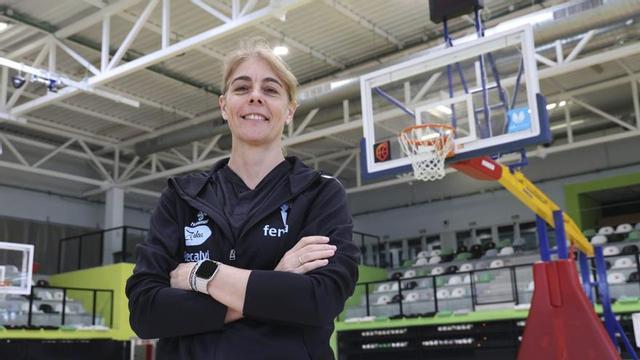 Cristina Cantero, entrenadora del Celta Femxa Zorka, ayer en el pabellón de Navia tras el entrenamiento de la mañana. | ALBA VILLAR