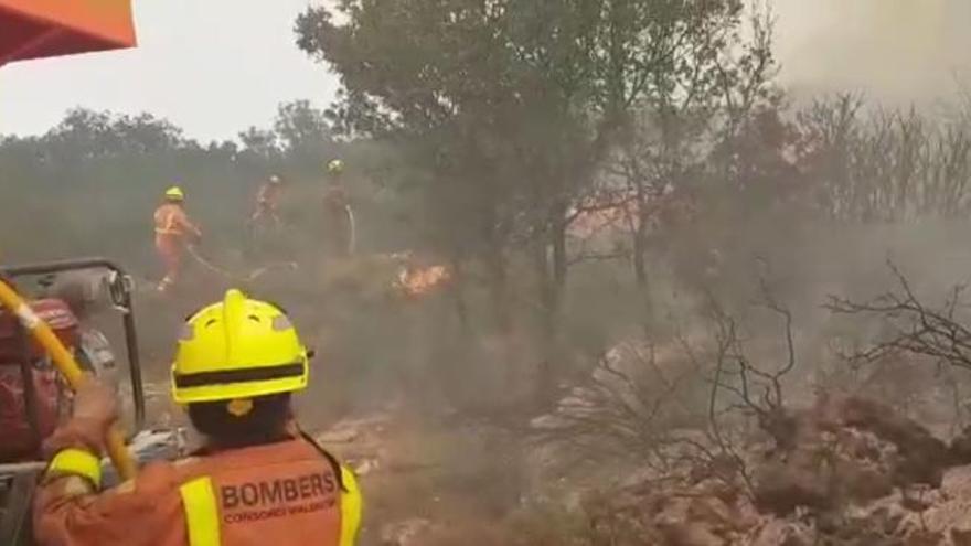 Así trabajan los bomberos en el incendio de Llutxent