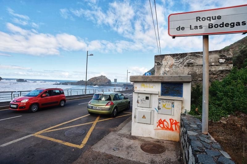 Falta de aparcamiento en las playas de Roque de las Bodegas y Almáciga, en Anaga