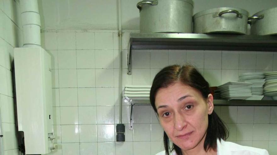 La cocinera Eva Fernández, ayer, en Noreña, preparando callos.