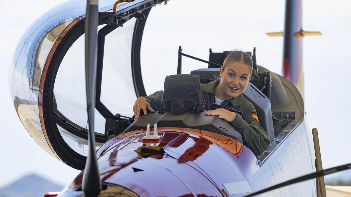La princesa Leonor, en la cabina del avión Pilatus PC-21