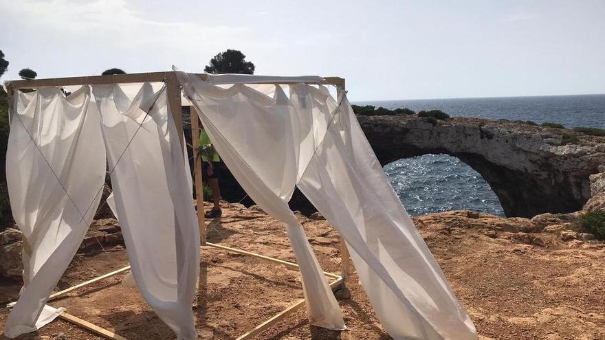 Indignación por el abandono de una estructura de madera que sirvió para una boda en Cala Varques