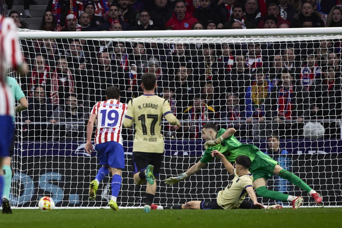 Joan Garcia, batido, tras el remate de Julián Álvarez.