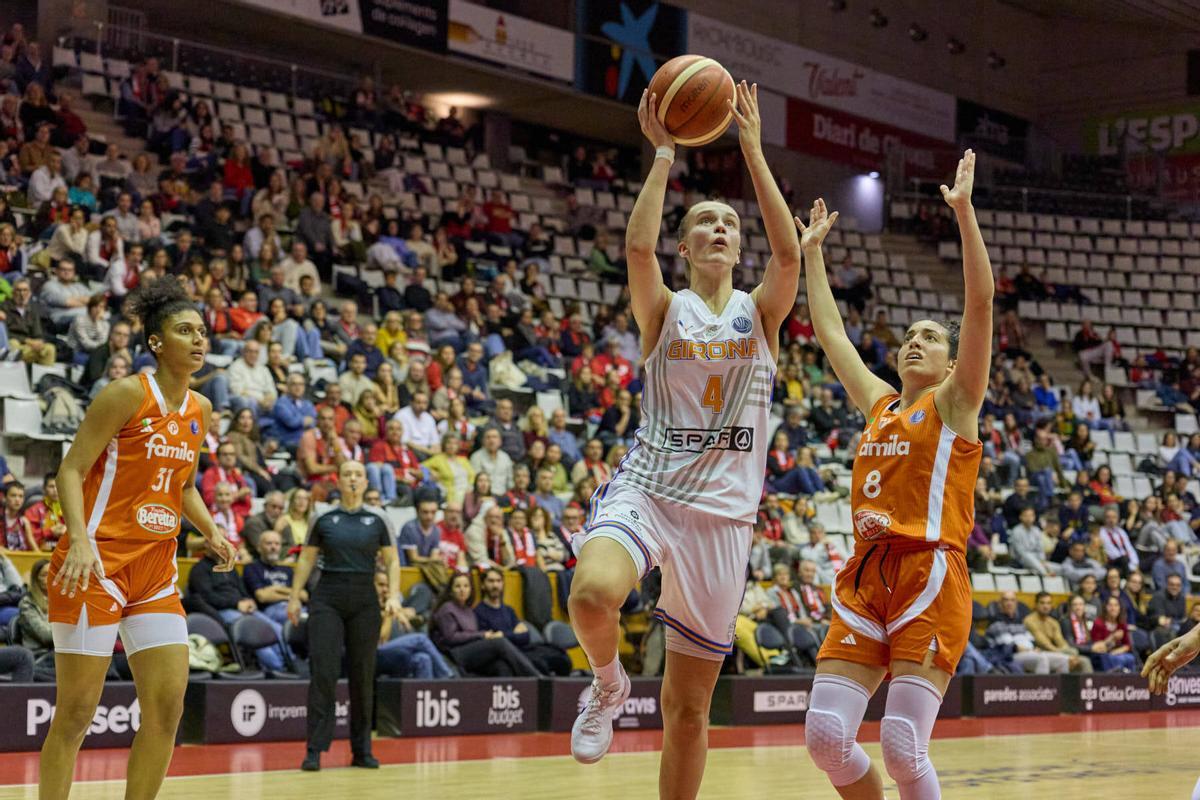Jocyte en una acció del partit d'anada amb Schio a Fontajau (81-72)