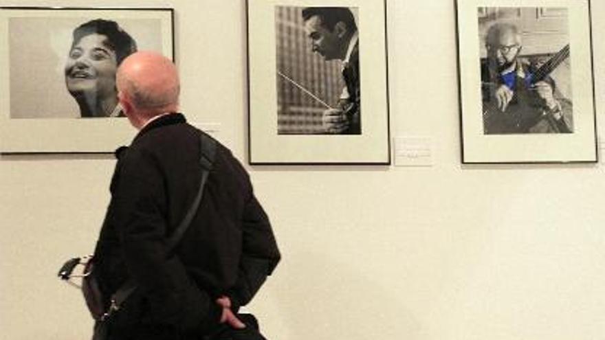 La exposición reúne una galería de retratos de personajes históricos.