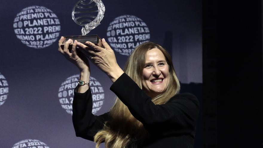 La escritora Luz Gabás se alza con el Premio Planeta 2022 con la novela 'Lejos de Luisiana'