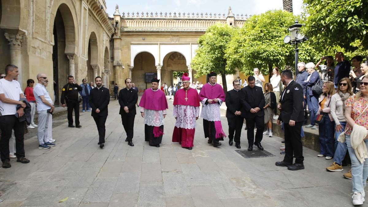 Demetrio Fernández (centro) junto a los cuatro nuevos diáconos de la Diócesis de Córdoba, en la Mezquita-Catedral.