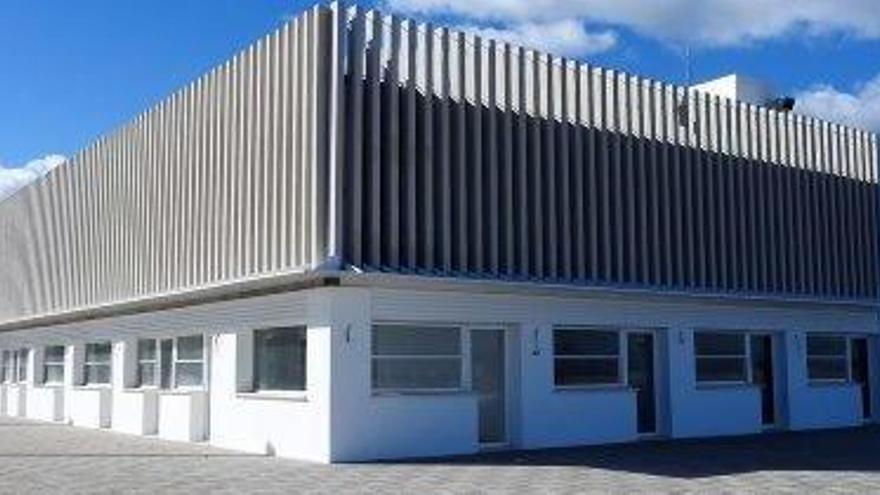 El edificio de aparcamientos para las empresas de alquiler en el puerto de la Savina permanece cerrado.