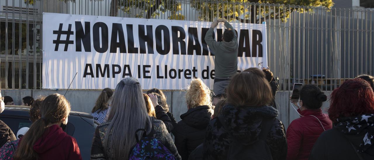 Famílies de l’institut escola de Lloret de Mar, en contra de l’horari partit.